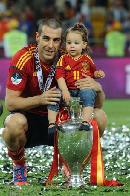 Испанские футболисты радовались победе на Евро-2012 вместе со своими детьми