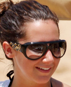Эшли Тисдейл и ее солнцезащитные очки