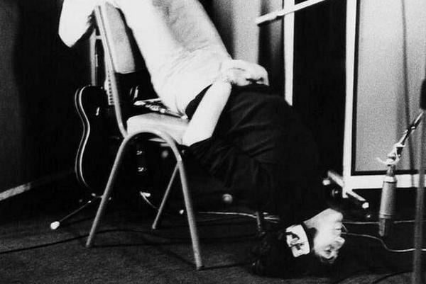 Джон Леннон на записи песни "Tomorrow Never Knows", 1966 год