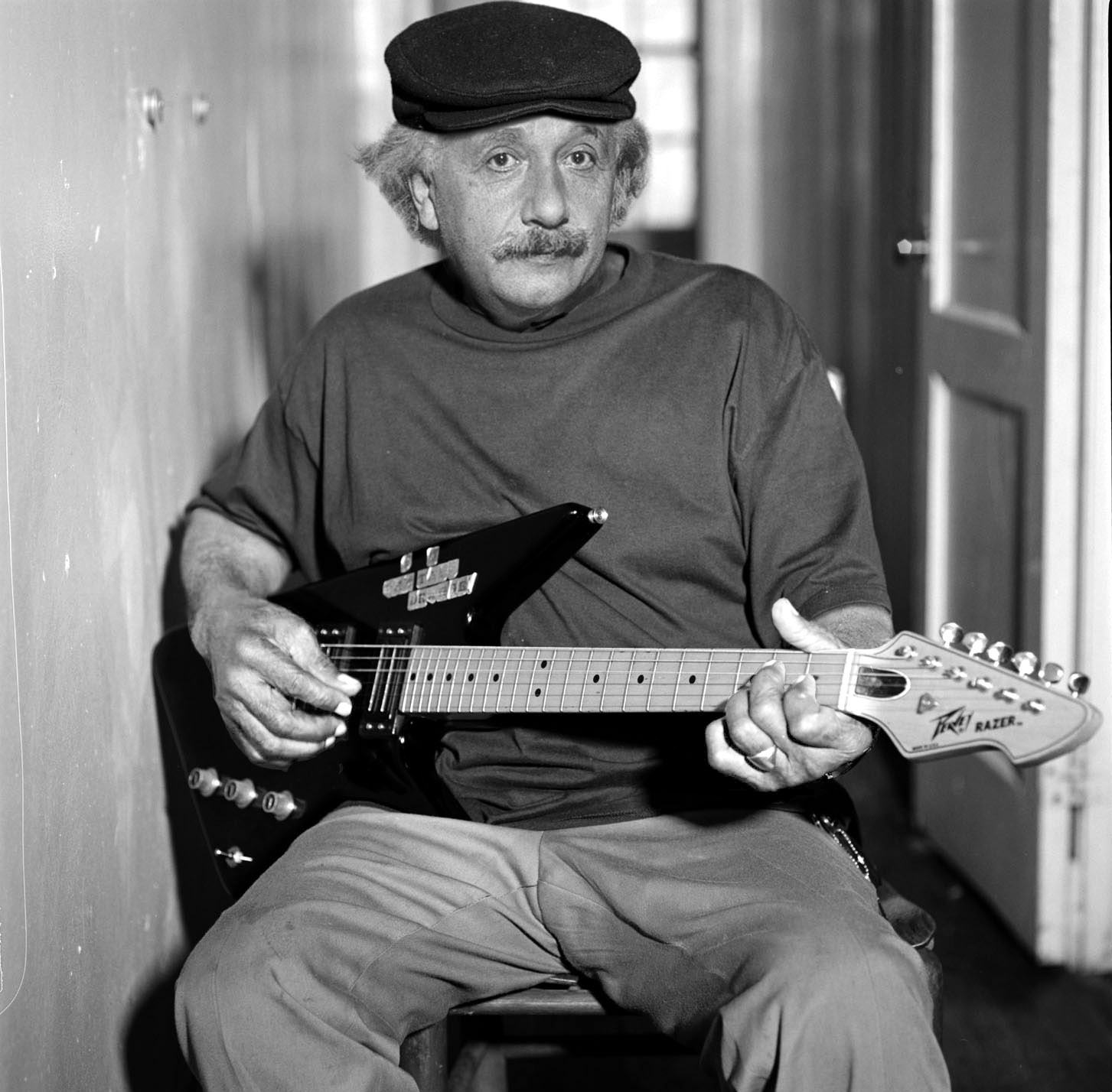 Альберт Эйнштейн с гитарой Пиви Рэйзер
