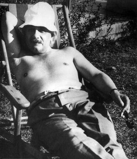 Альберт Эйнштейн загорает в Палм-Спрингс, 1932 год