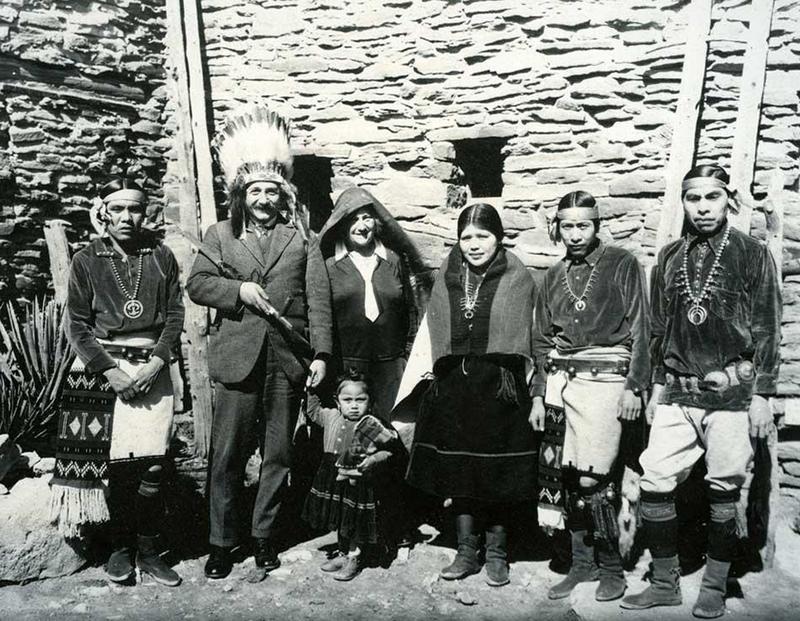 Альберт Эйнштейн с женой Эльзой и группой индейцев Хопи, 1922 год