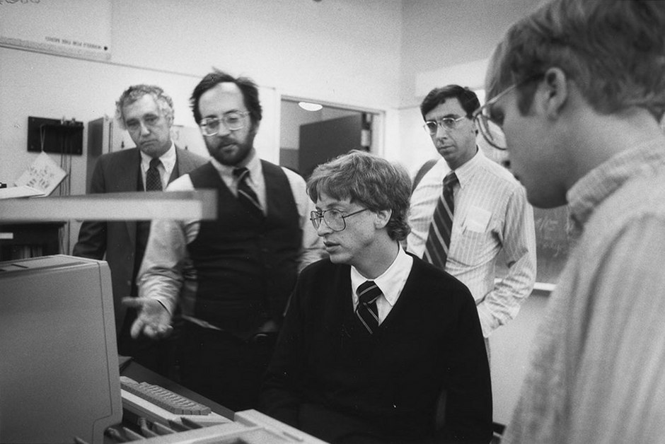 Билл Гейтс читает один из алгоритмов Ричарда Крэндалла (второй слева), 1984 год