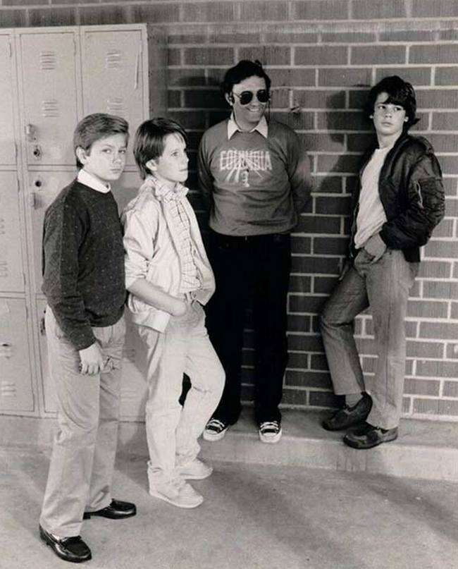 Ривер Феникс, Этан Хоук, Джейсон Прессон и режиссер Джо Данте на съемках фильма "Исследователи", 1984 год