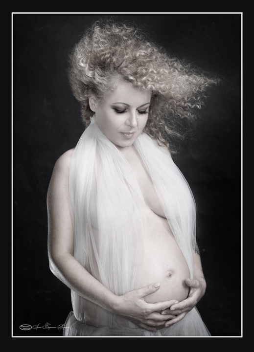 Беременная Ольга Юнакова снялась в откровенной фотосессии