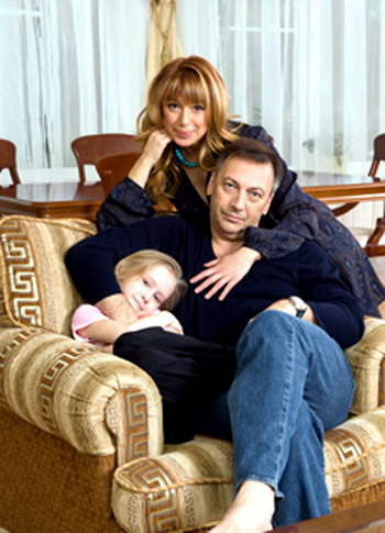 Алена Апина и ее семья для журнала "Hello"