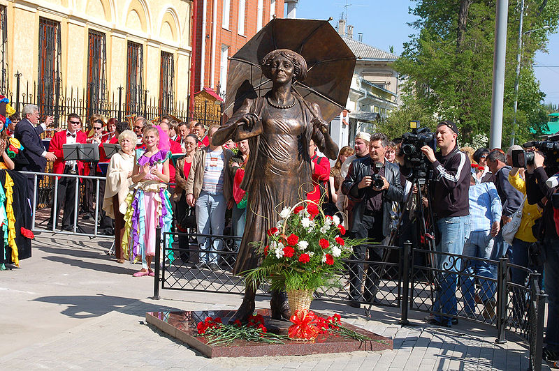 Памятник Фаине Раневской в Таганроге