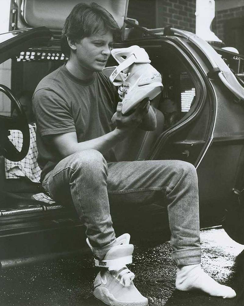 Майкл Дж. Фокс рассматривает кроссовки "из будущего" Nike MAG на съемках фильма "Назад в будущее 2", 1989 год
