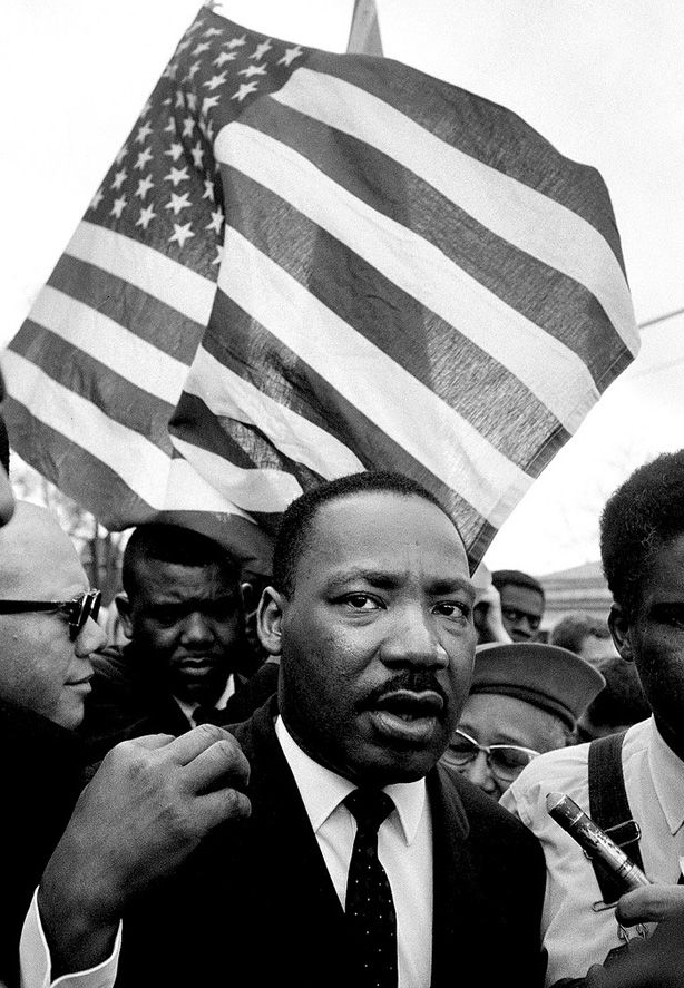 Мартин Лютер Кинг во время марша от Селмы, Алабама, в Монтгомери в 1965 году