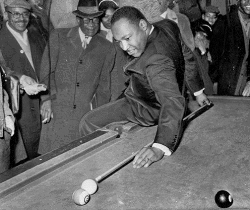 Мартин Лютер Кинг играет в пул, 1966 год