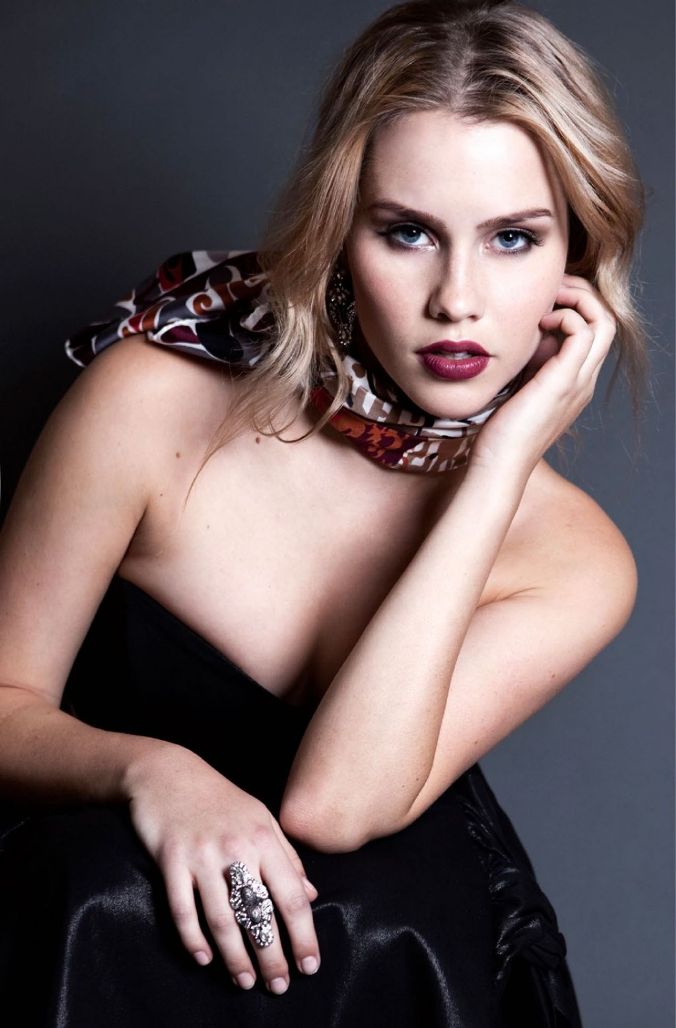 Клэр Холт (Claire Holt)