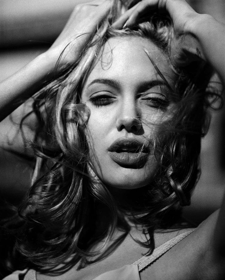 Редкие черно-белые фотографии Анджелины Джоли