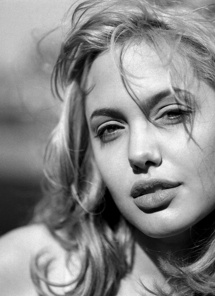 Редкие черно-белые фотографии Анджелины Джоли