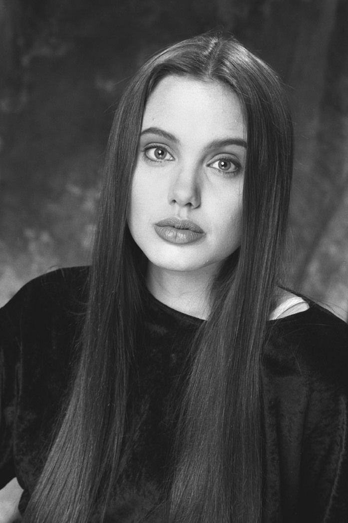 Анджелина Джоли в черно-белой фотосессии Роберта Кима (1991)