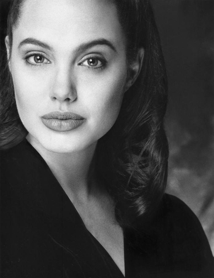 Анджелина Джоли в черно-белой фотосессии Роберта Кима (1991)