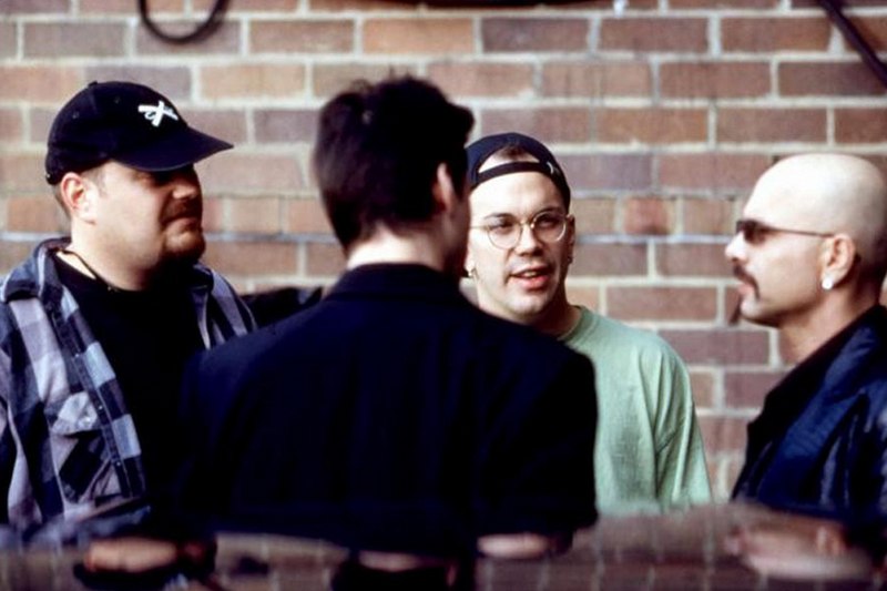 Энди и Ларри (Лана) Вачовски, Киану Ривз и Джо Пантольяно на съемках фильма "Матрица", 1998 год