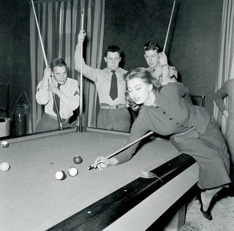 Софи Лорен играет в пул, 1954 год