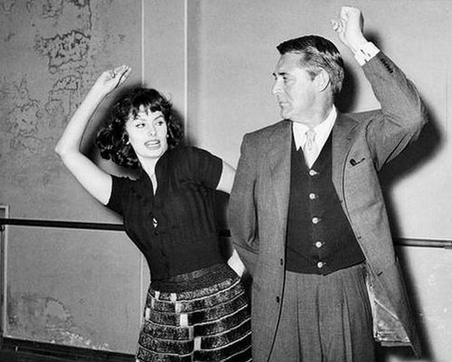 Софи Лорен учит Кэри Гранта танцевать фламенко, 1957 год