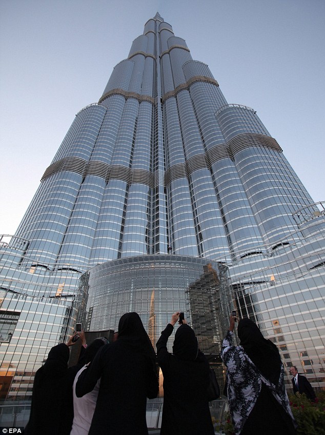 Подъем Алена Робера на самое высокое здание в мире