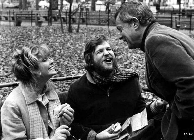 Фарра Фосетт, Джефф Бриджес и режиссер Лэмонт Джонсон веселятся во время перерыва на съемках фильма "Кто-то убил ее мужа", 1977 год
