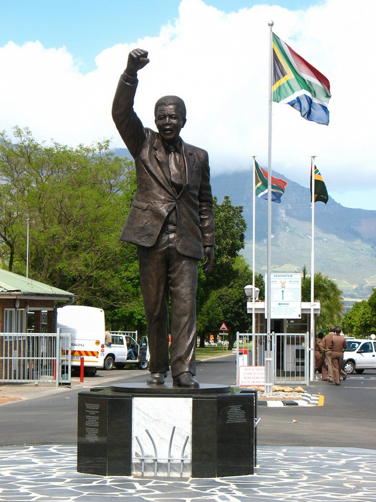 Памятники Нельсону Манделе