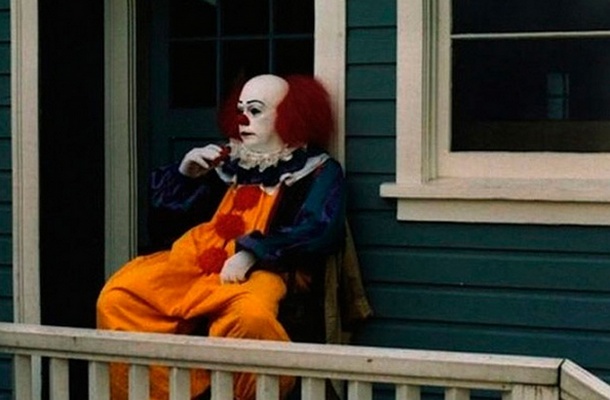 Тим Карри в образе клоуна Пеннивайза на съемках фильма "Оно", 1990 год