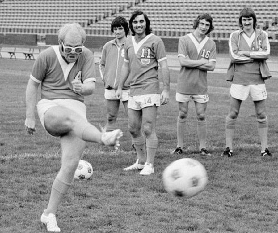 Элтон Джон демонстрирует свои футбольные способности, 1976 год