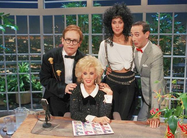 Джоан Риверз вместе с Элтоном Джоном, Шер и Полом Рубенсом на съемках первого эпизода "Позднего шоу", 1986 год