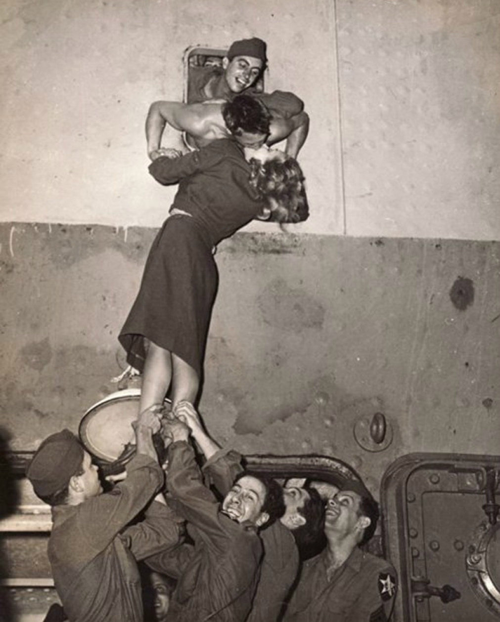 Марлен Дитрих целует своего любимого, который вернулся с войны (Нью-Йорк, 1945 год)
