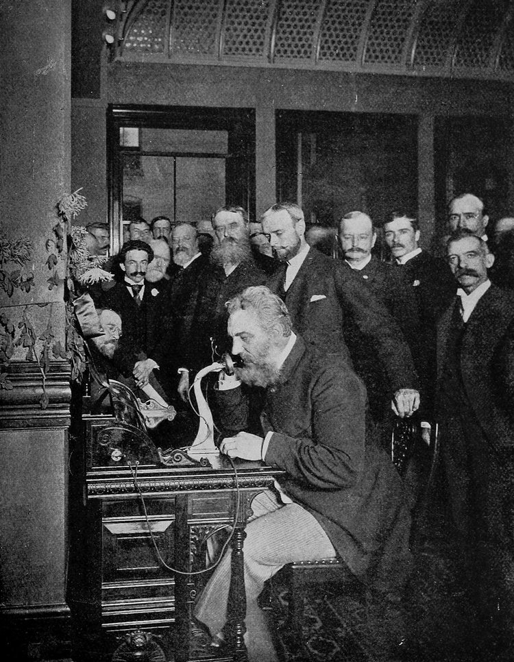 Александр Белл делает первый звонок по телефонной линии между Чикаго и Нью-Йорком, 18 октября 1892 года