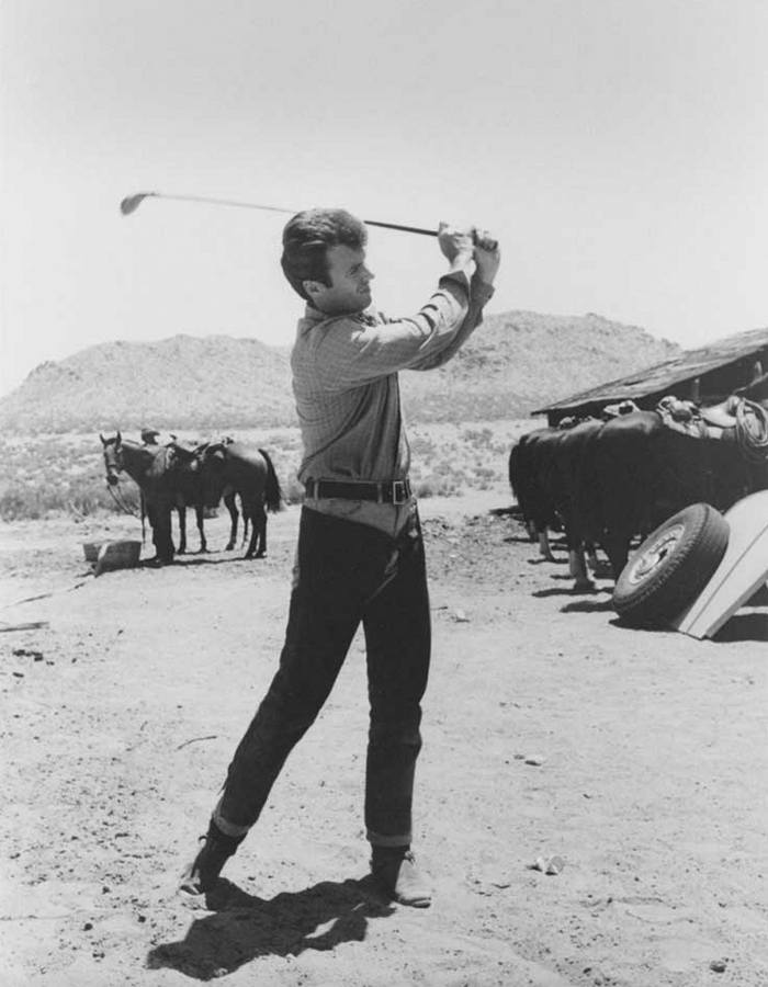 Клинт Иствуд играет в гольф на съемках фильма "Хороший, плохой, злой", 1966 год