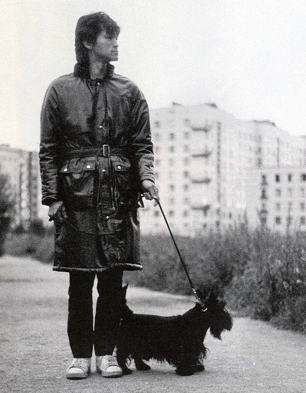 Виктор Цой на прогулке с своим собакой Биллом. 1985 год