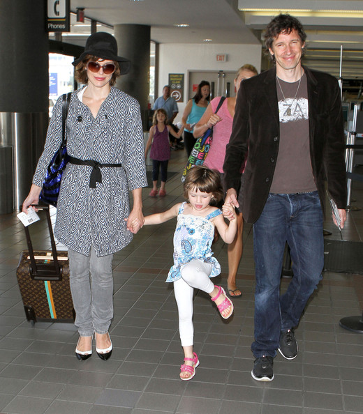 Милла Йовович с семьей в аэропорту