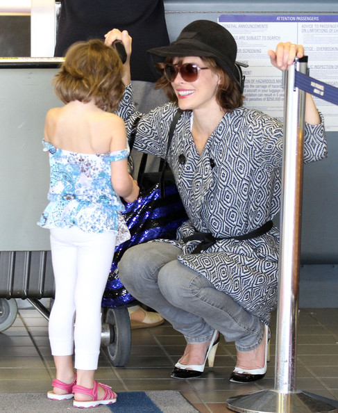 Милла Йовович с семьей в аэропорту