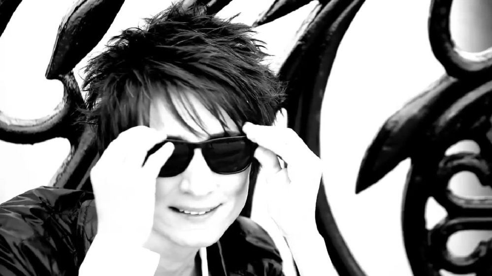 Земфира в черно-белой фотосессии к видеоряду на песню "Блюз"