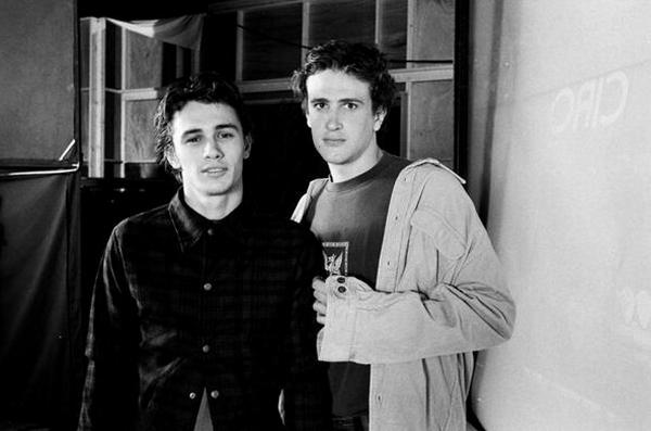 Джеймс Франко и Джейсон Сигел на съемках сериала "Хулиганы и ботаны", 1999 год