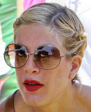 Тори Спеллинг и ее солнцезащитные очки