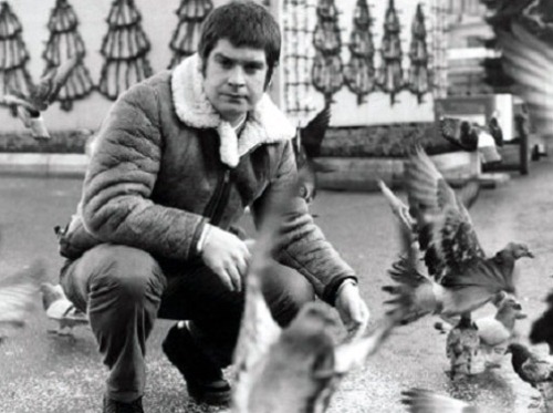 Оззи Осборн кормит голубей в Джордж-Сквере в Глазго, 1982 год