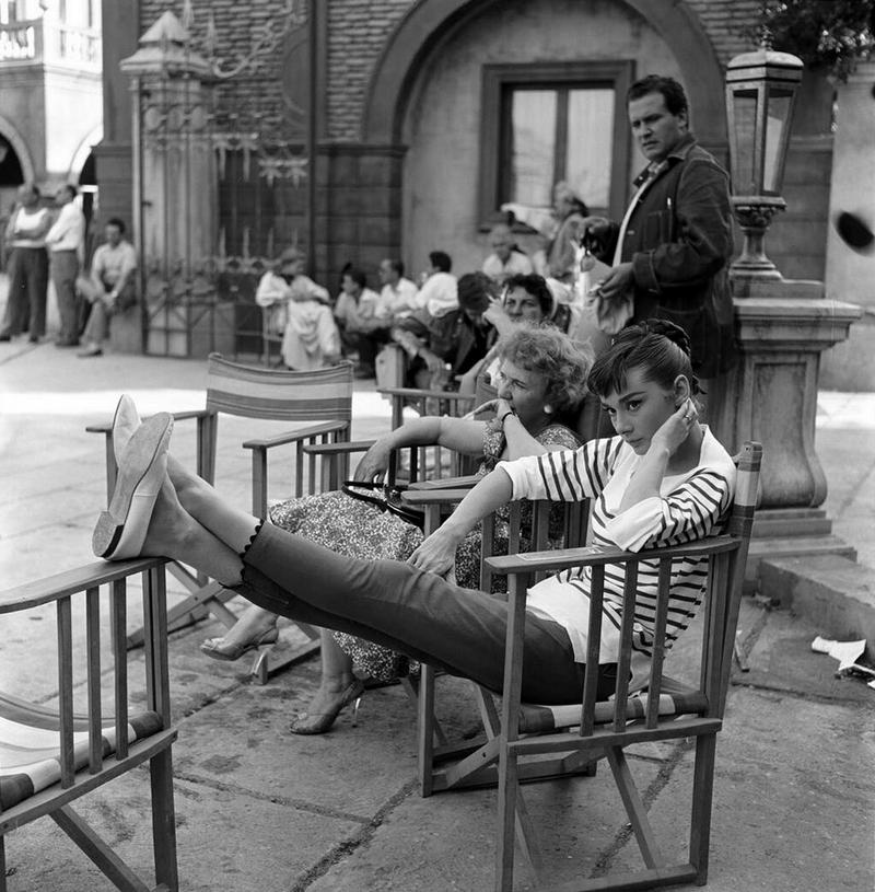 Одри Хепберн во время перерыва на съемках картины "Война и мир", 1956 год