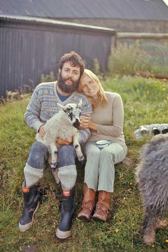 Пол Маккартни и Линда Маккартни с ягненком на их ферме в Малл-оф-Кинтайр, 1970 год