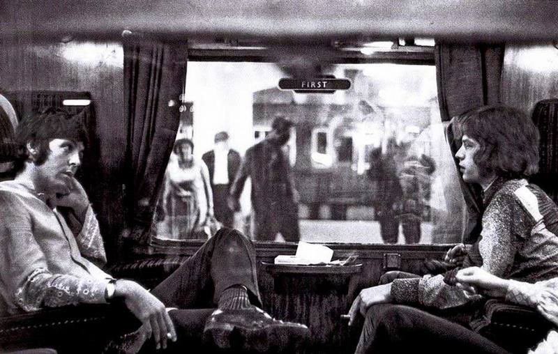 Пол Маккартни и Мик Джаггер в поезде на вокзале Юстон перед поездкой в Бангор для участия в 10-дневной конференции по трансцендентальной медитации под руководством Махариши Махеш Йоги, 1967 год