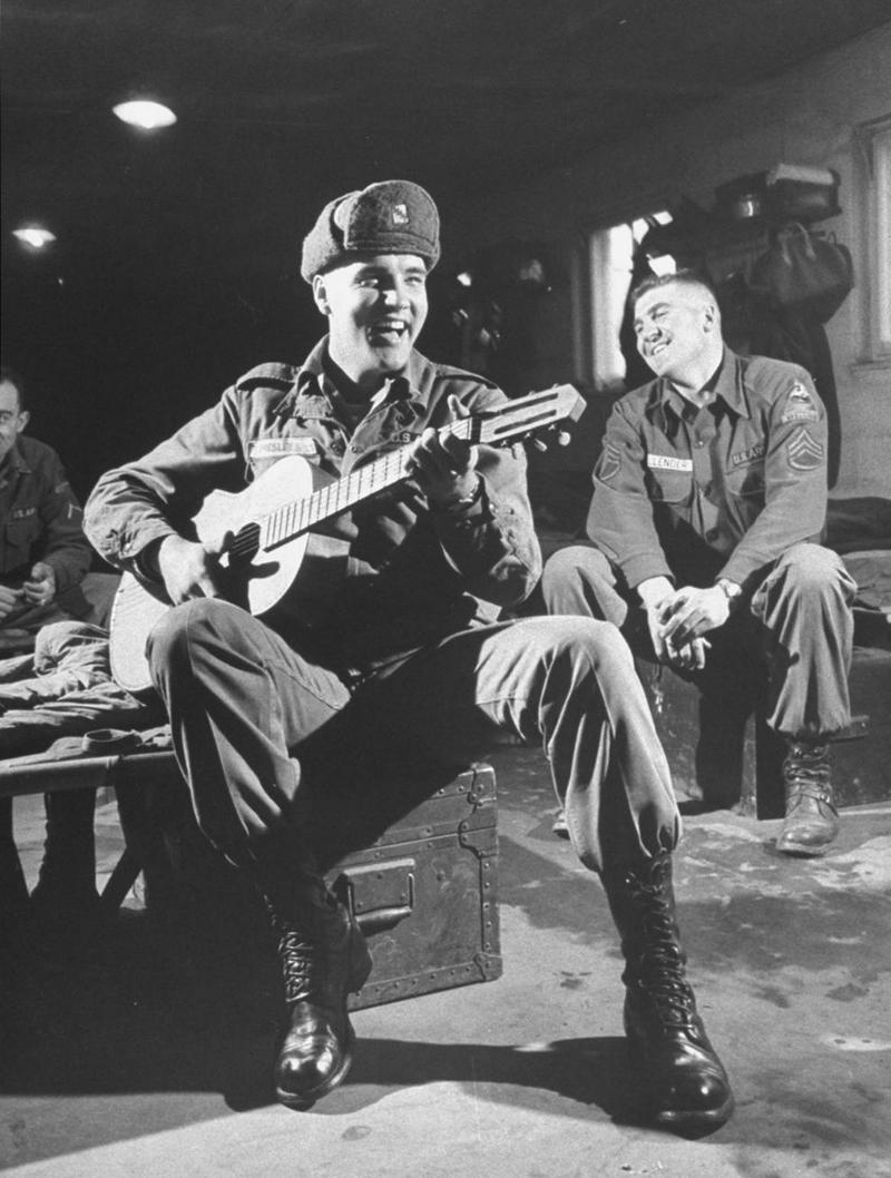 Элвис Пресли играет для своих однополчан, во время службы в армии, 1959 год