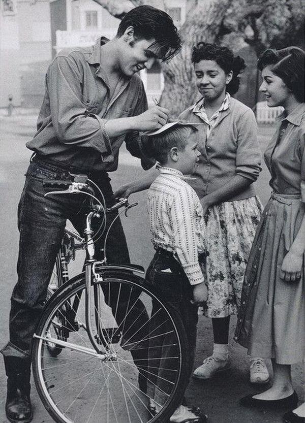 Элвис Пресли раздает автографы, Германия, 1959 год