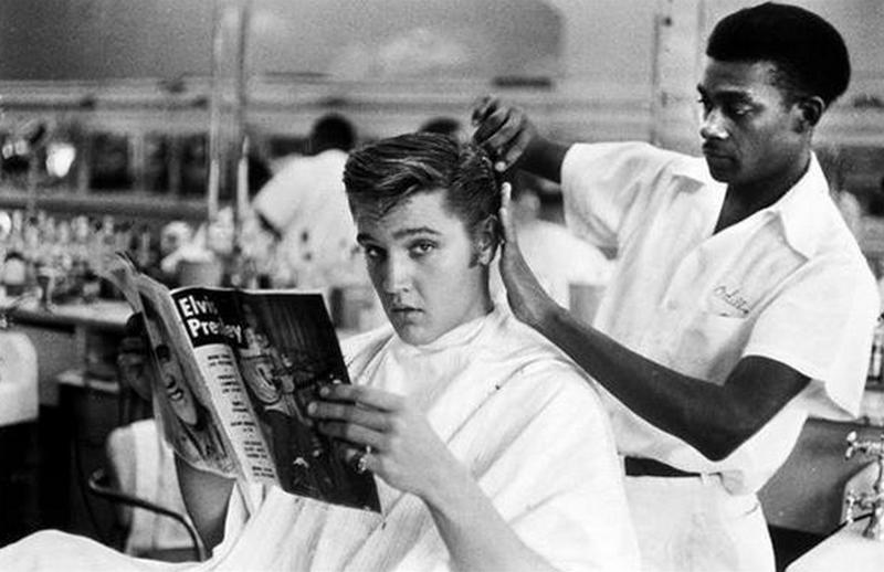 Элвис Пресли в парикмахерской в Мемфисе, 1956 год