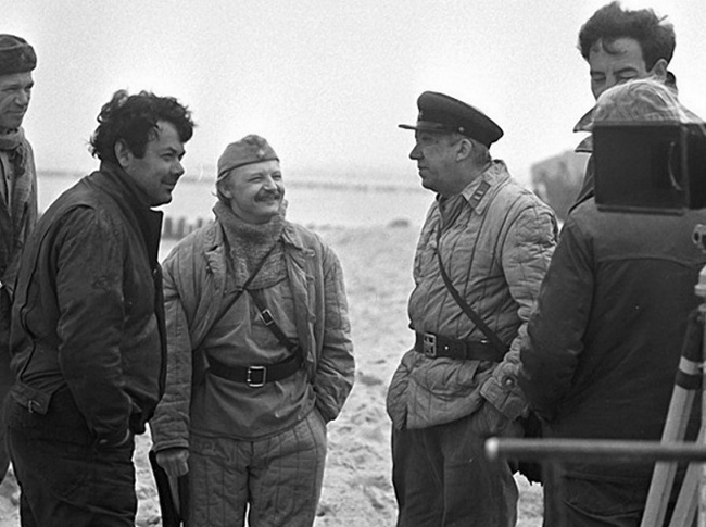 Михаил Кононов и Юрий Никулин на съемках фильма "Двадцать дней без войны", 1976 год