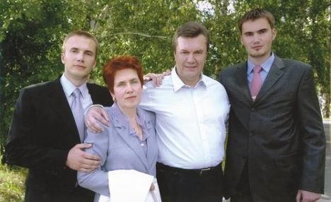 Виктор Янукович с семьей