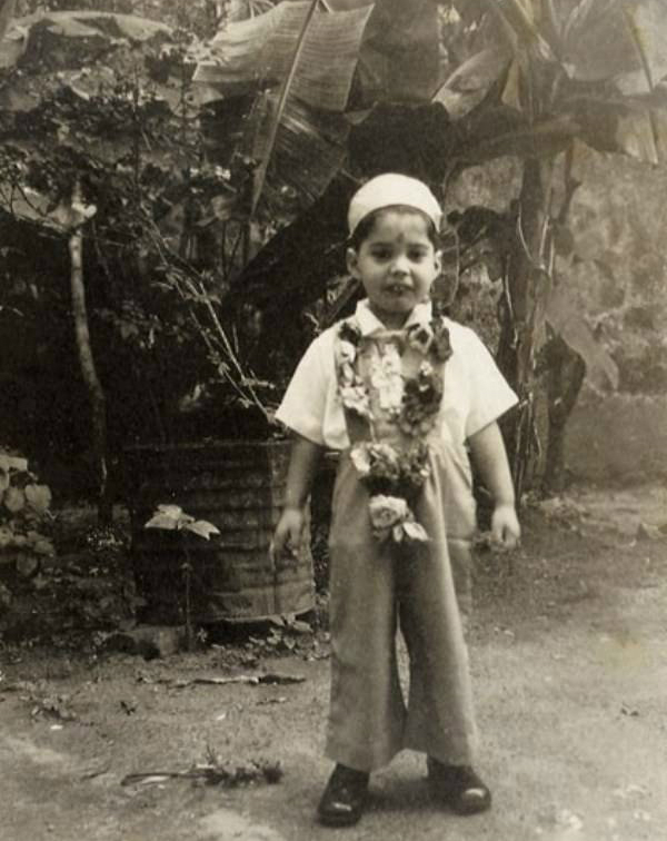 Фредди Меркьюри на свой 4-й день рождения в молитвенной шапочке и с традиционным венком