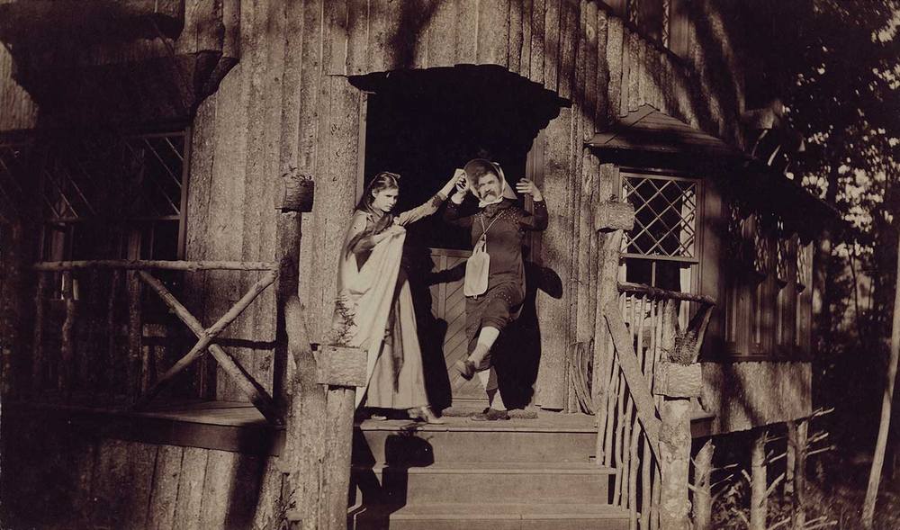 Марк Твен, одетый в женское платье, и его дочь Сюзи Клеменс в Onteora Park, 1890 год