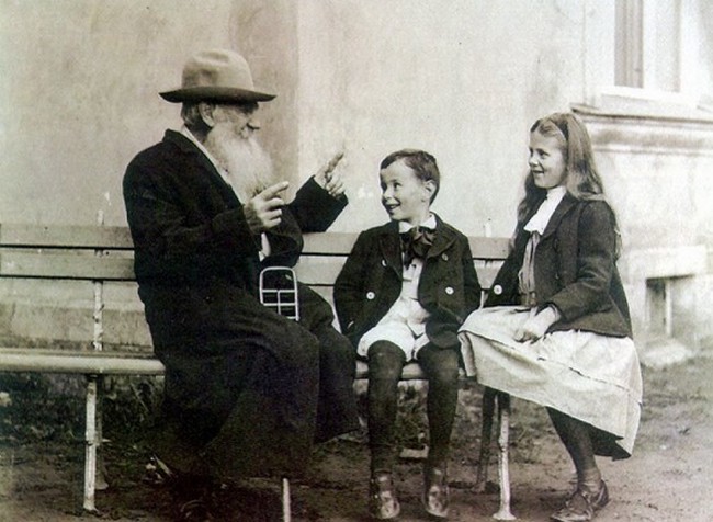 Лев Толстой рассказывает историю своим внукам, 1909 год