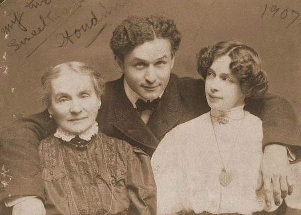 Гарри Гудини с матерью Сесилией Штайнер и женой Бэсс, 1907 год